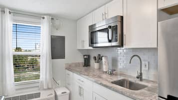 KylskÄp, mikrovÄgsugn, kaffe- och tebryggare och brödrost