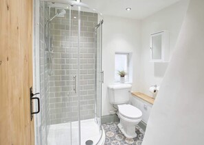 Shower, hair dryer, towels, soap - Host & Stay | Threadneedle Cottage (Whitby)