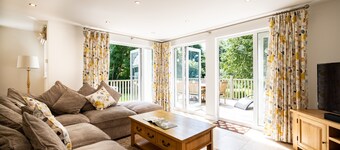 Trewhiddle Villa 27 - a trewhiddle that sleeps 6 guests in 3 bedrooms