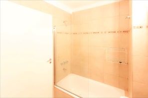 Panoramic Apartment | Bathroom | Combined shower/tub, rainfall showerhead, towels, soap - Jean Jaures Aparment (Buenos Aires)