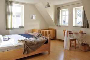 4 bedrooms, iron/ironing board, free WiFi