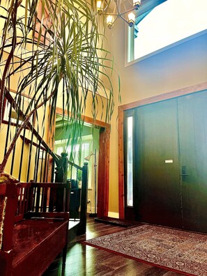 Interior - Corkscrew Willow Estate - 2010 Olympics-Award Winning Home (Vancouver)