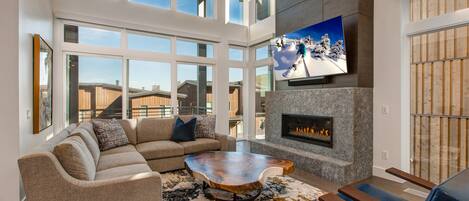 Fernseher, Kamin, Stereoanlage