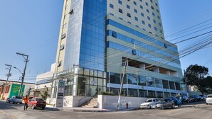 A tall, modern hotel with a glass facade and a prominent "Noble" sign. - Nobile Inn Meridional Cariacica (Cariacica)