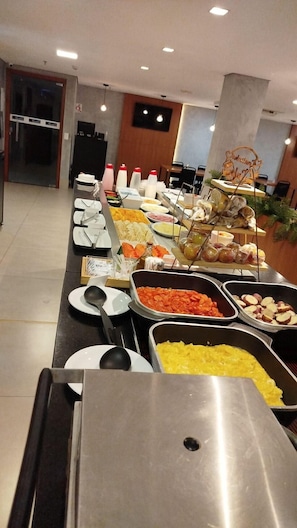 Free daily buffet breakfast - Nobile Inn Meridional Cariacica (Cariacica)