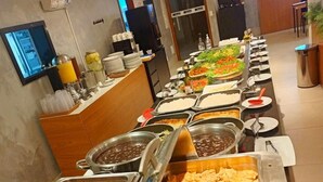 A buffet with various food options including meats, salads, and rice. - Nobile Inn Meridional Cariacica (Cariacica)