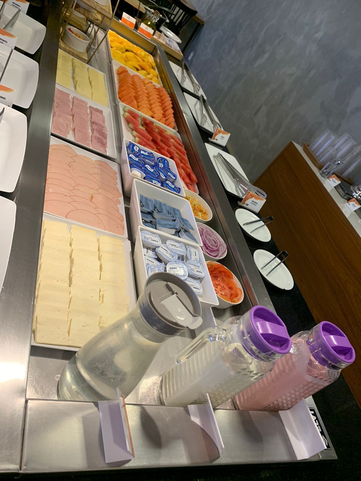 Buffet amb diferents plats i condiments.