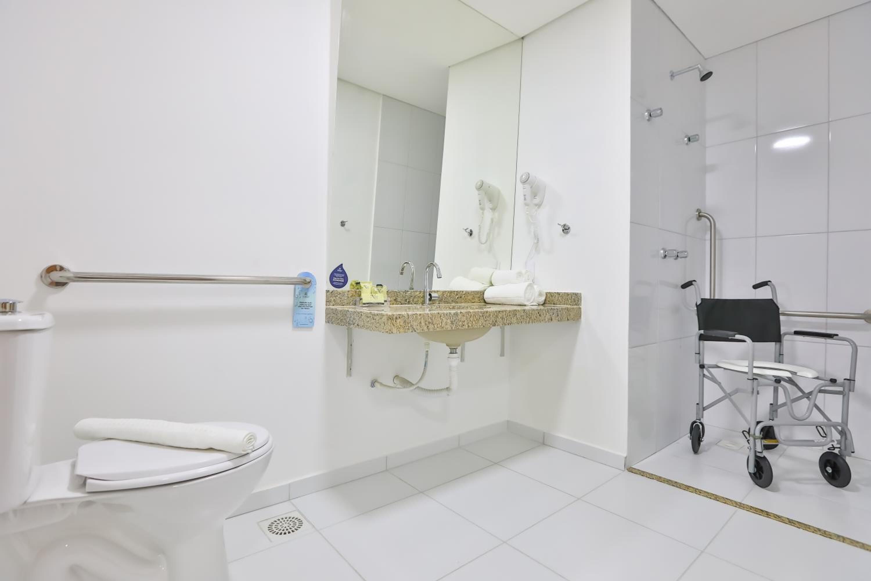 standard double room, accessible | bathroom | shower, towels