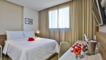 Escrivaninha, Wi-Fi de cortesia, roupa de cama