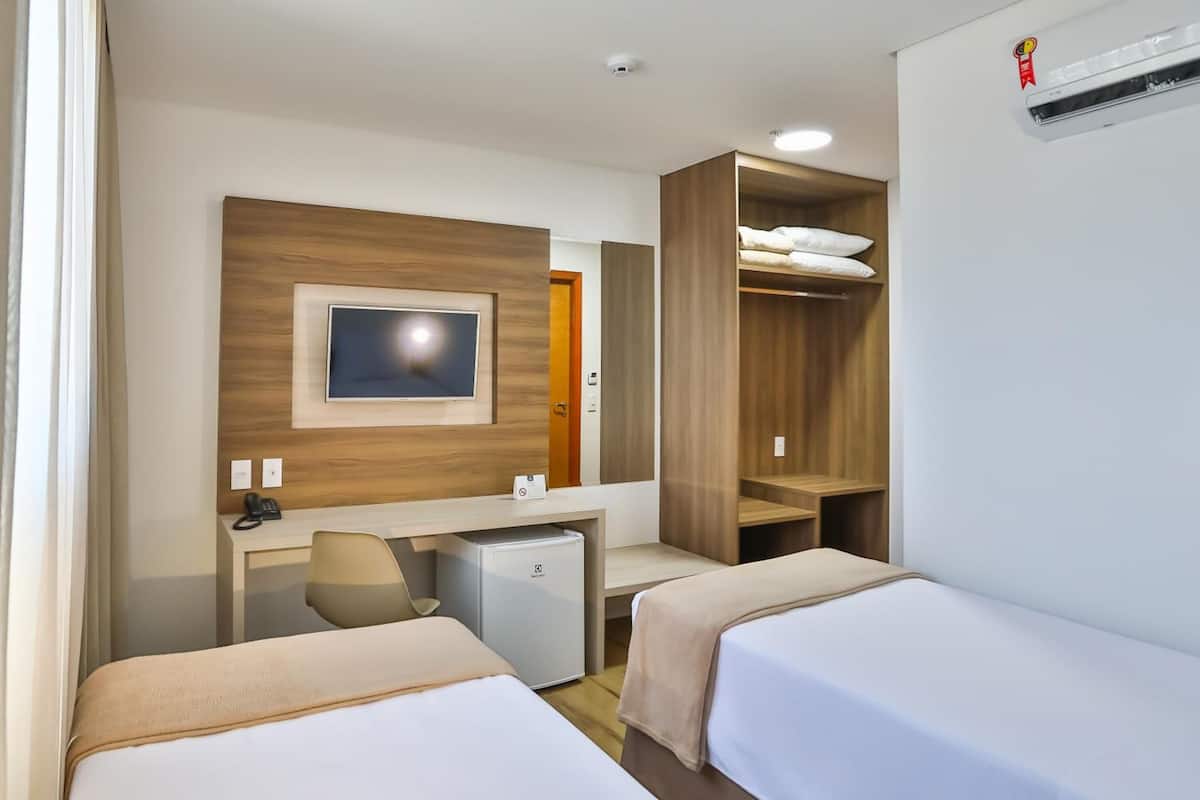 standard twin room | desk, free wifi, bed sheets