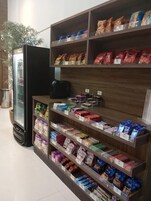 Mostrador con diversos productos envasados en una tienda.