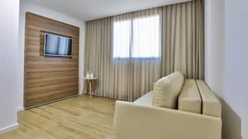 Habitación doble superior | Sala de estar | Televisión de pantalla plana de 32 pulgadas con canales por cable