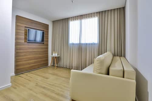Quarto casal superior | Sala de estar | TV de tela plana 32 polegadas com canais a cabo