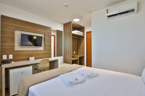 Quarto duplo standard | Escrivaninha, Wi-Fi de cortesia, roupa de cama