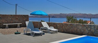 The apartment  Camelia with pool apartman 2 (4+2)