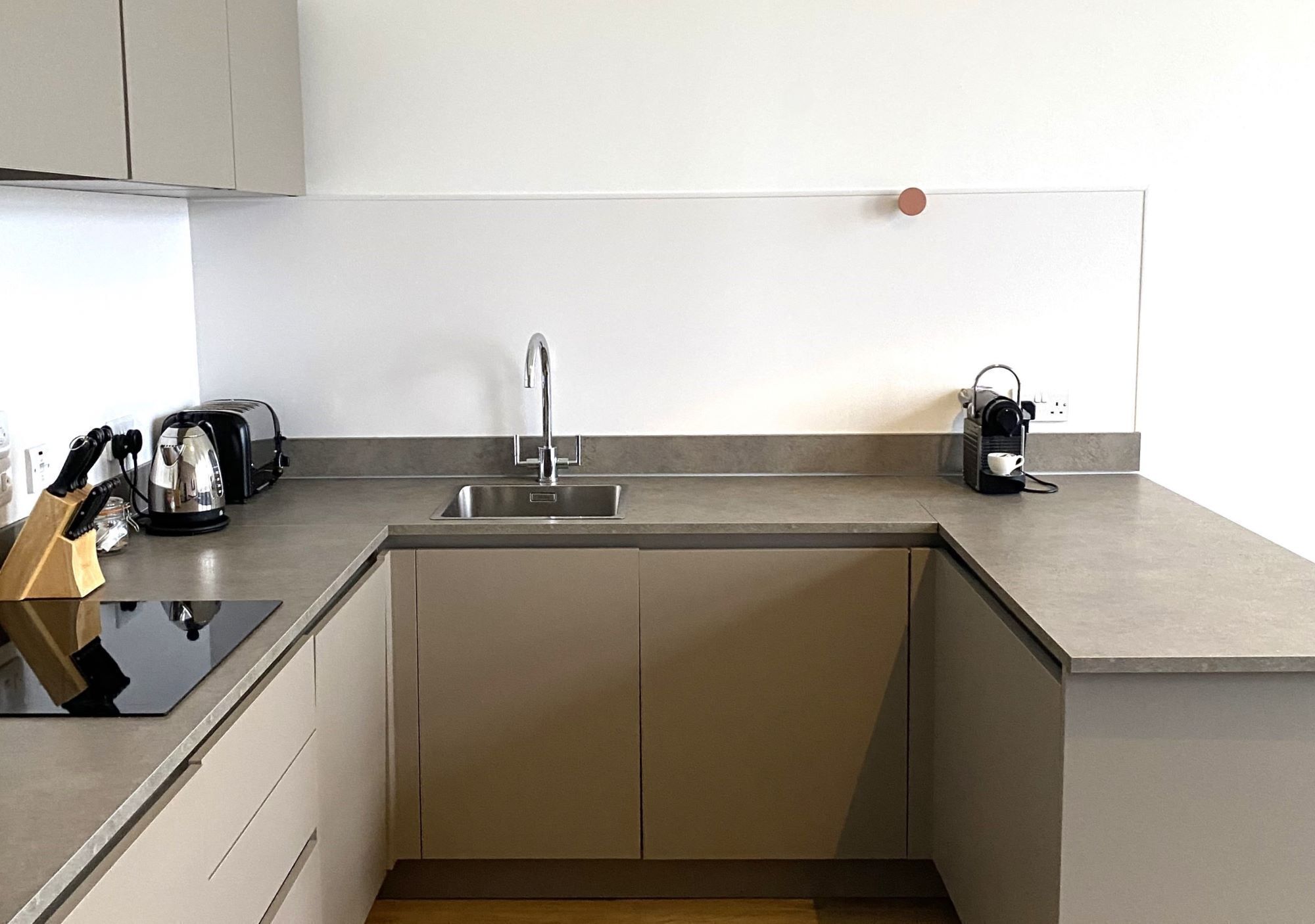 Kjøleskap, mikrobølgeovn, ovn og oppvaskmaskin