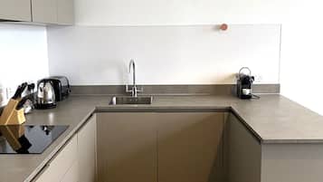 Kjøleskap, mikrobølgeovn, ovn og oppvaskmaskin