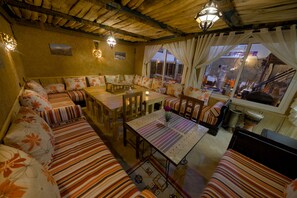 Se sirven desayunos, comidas, cenas y cocina local e internacional