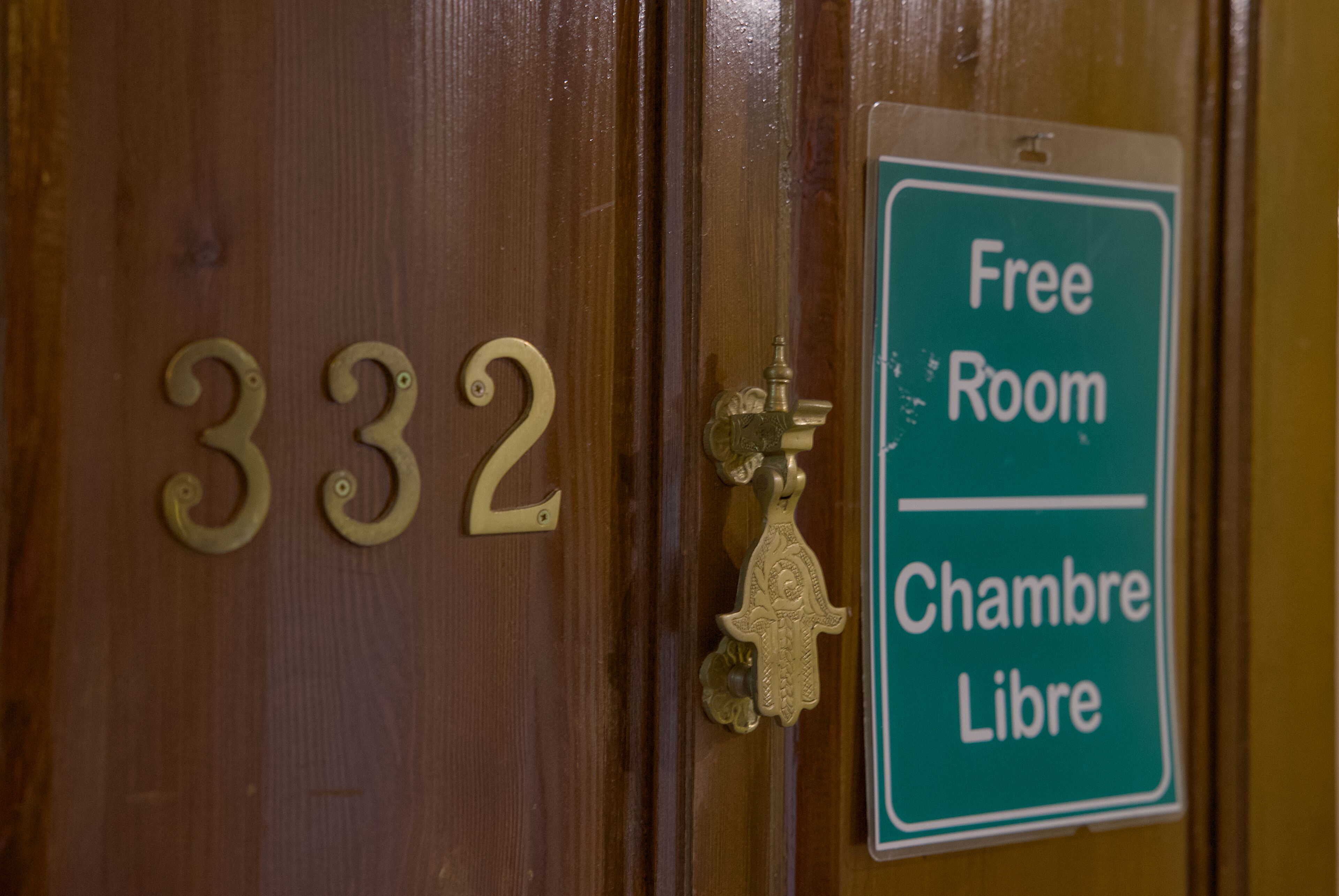 A door with the number 332 and a sign indicating a free room.
