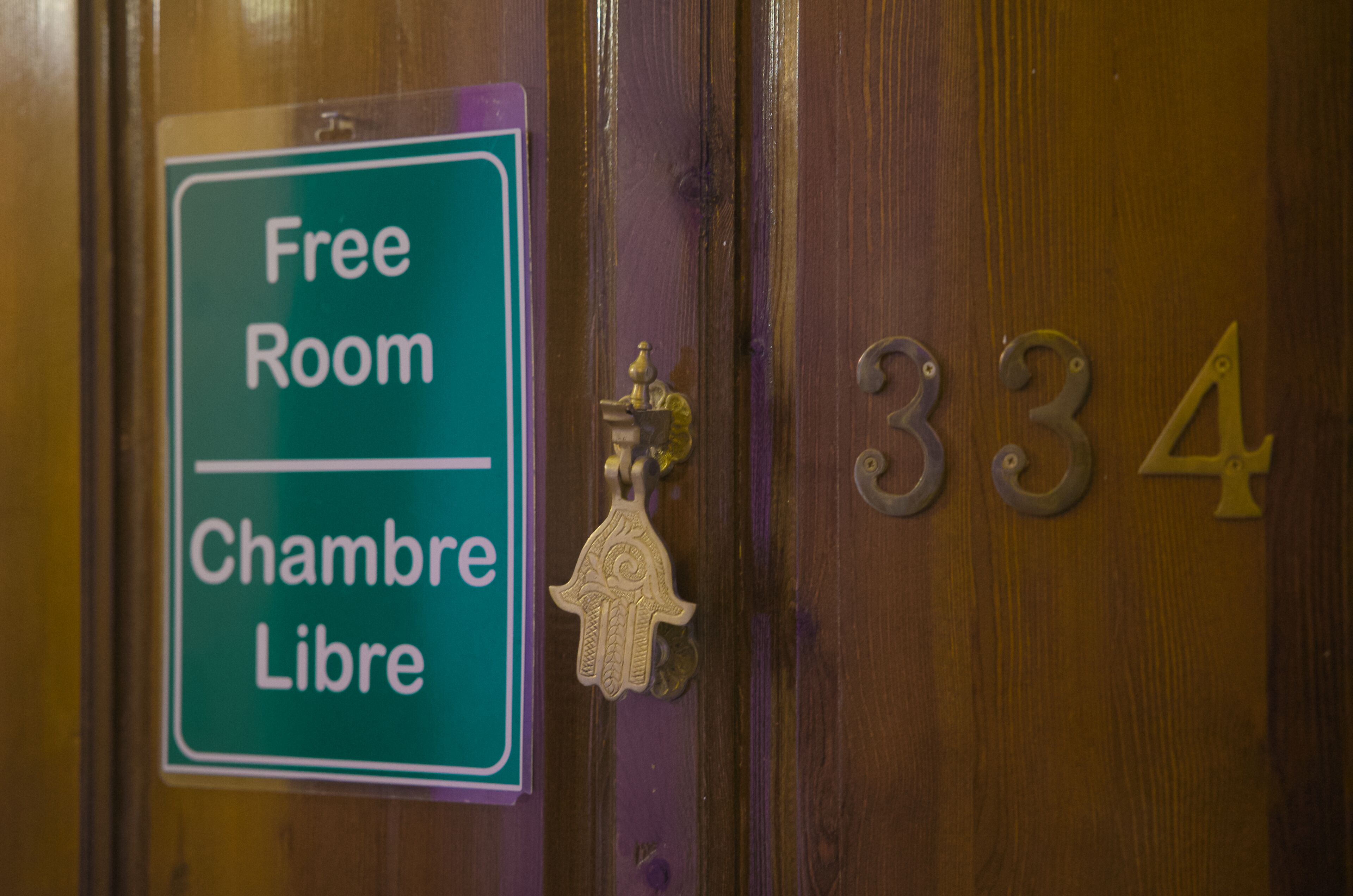 A door with a sign indicating a free room and a room number 334.