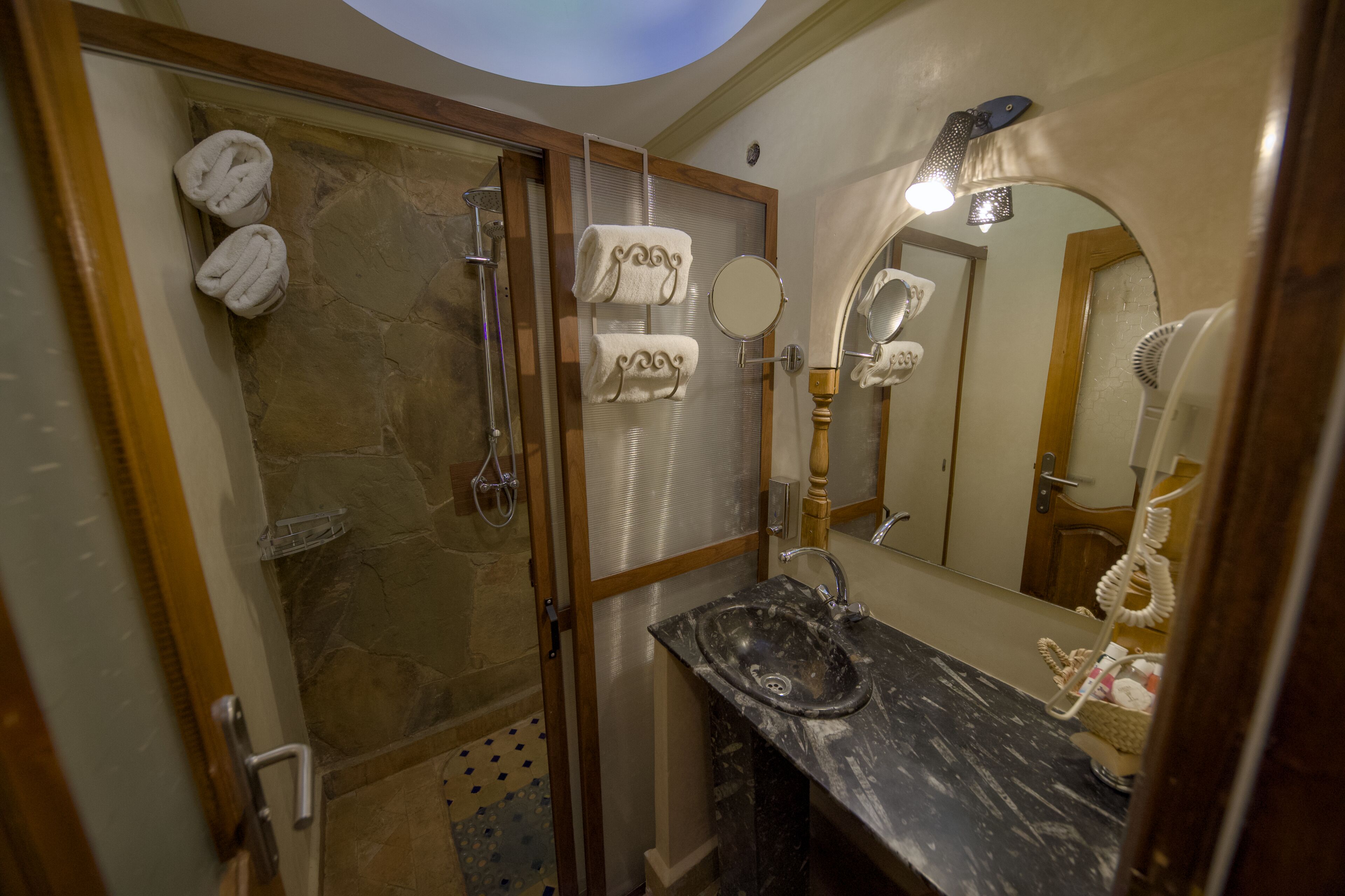 Superior Double or Twin Room (Peace) | Bathroom | Shower, rainfall showerhead, free toiletries, hair dryer