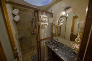 Superior Double or Twin Room (Peace) | Bathroom | Shower, rainfall showerhead, free toiletries, hair dryer