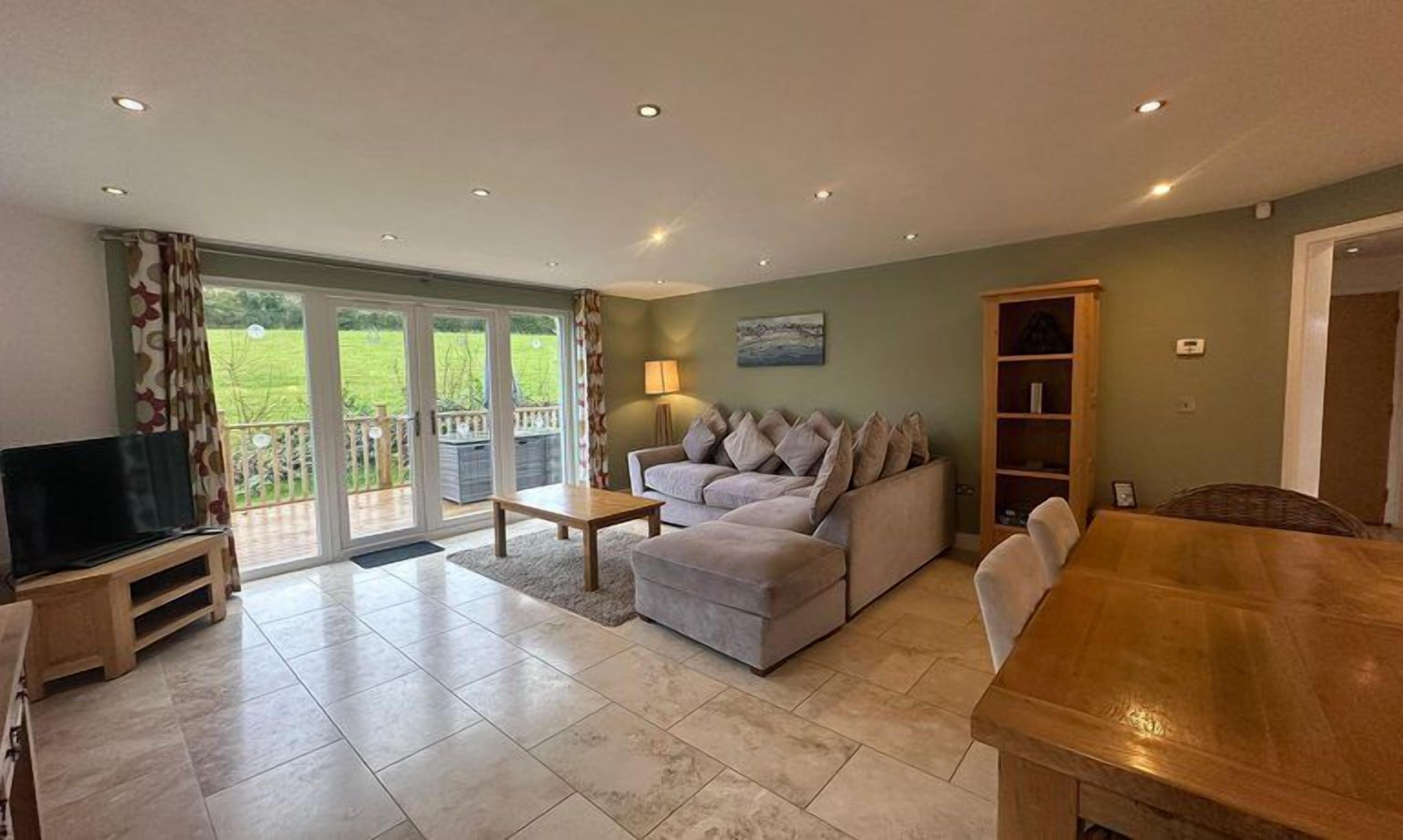 Una televisión, un reproductor de DVD