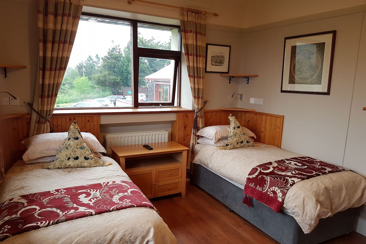 Twin kamer, balkon, uitzicht op meer | Gratis wifi, beddengoed