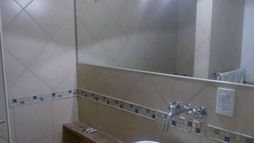 Comfort Apartment, 4 Bedrooms | Bathroom | Shower, rainfall showerhead, free toiletries, hair dryer