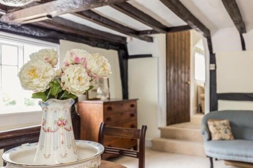 Äskettäin uusittu suuri maalaistalo