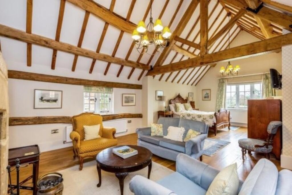 تلفزيون ذكي، مدفأة، مكتب