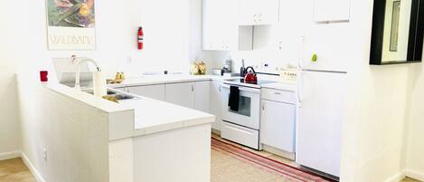 Jääkaappi, mikroaaltouuni, uuni, liesi