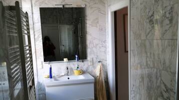 Badewanne, Haartrockner, Seife, Toilettenpapier