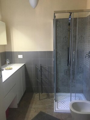 Bathtub, hair dryer, bidet, towels - Gaia House 011016-LT-0213 (Lerici)