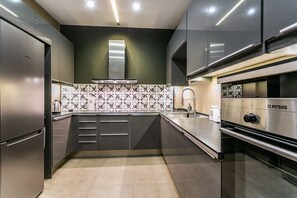 Appartement Supérieur | Cuisine privée | Grand réfrigérateur, micro-ondes, four, plaque de cuisson