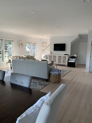 TV - Maywood Bonnet Rails (Narragansett)