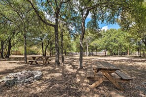 Outdoor dining - Austin Area Home w/ Large Private Yard & Deck (Cedar Park)