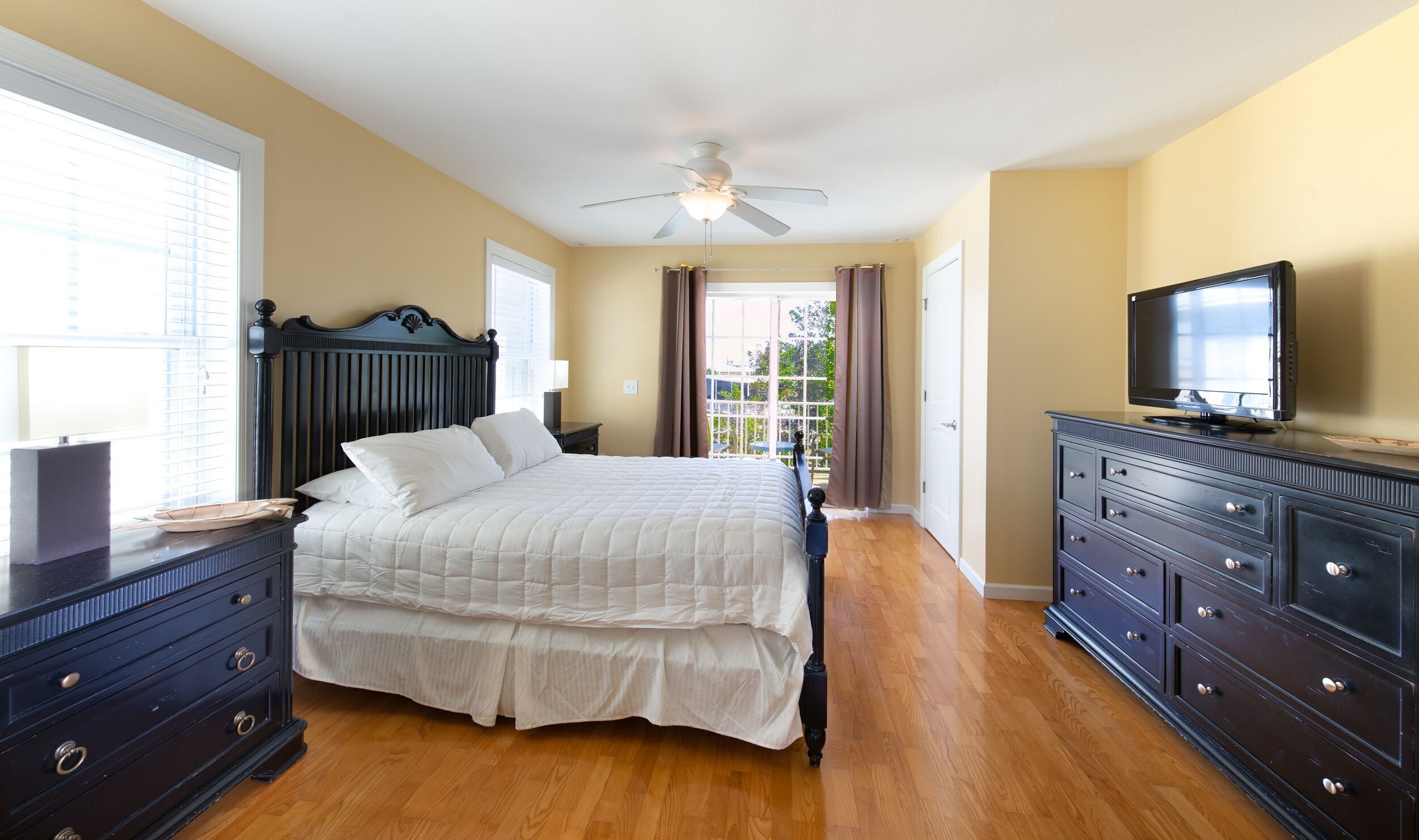 3 BEDROOM 3 BATHROOM ISLAND TOWN HOME (ENTIRE  HOME)