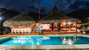 6 outdoor pools, open 8:00 AM to 10:00 PM, pool loungers