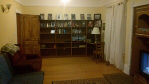 TV, lettore DVD, libri, biblioteca musicale