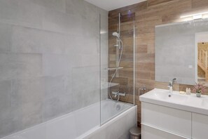 Douche, séchoir à cheveux, serviettes fournies