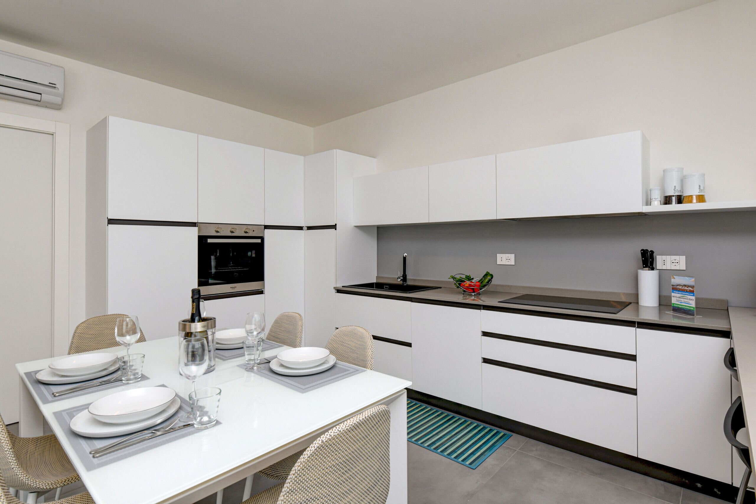 Kühlschrank, Ofen, Geschirrspüler, Wasserkocher mit Kaffee-/Teezubehör