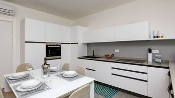 Réfrigérateur, four, lave-vaisselle, cafetiÚre/bouilloire