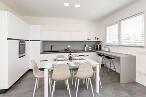 Fridge, oven, dishwasher, coffee/tea maker