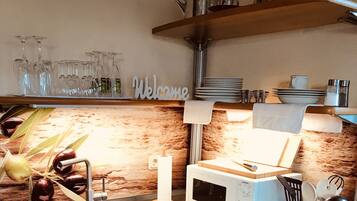 Kühlschrank, Mikrowelle, Herdplatte, Geschirrspüler