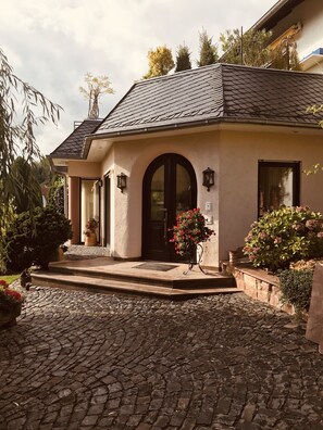 Exterior detail - 3-room apartment on the edge of the Vogelberg, quiet south-facing slope, (Ortenberg)