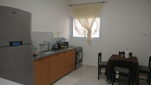 Køleskab, mikrobølgeovn, ovn, kogeplade