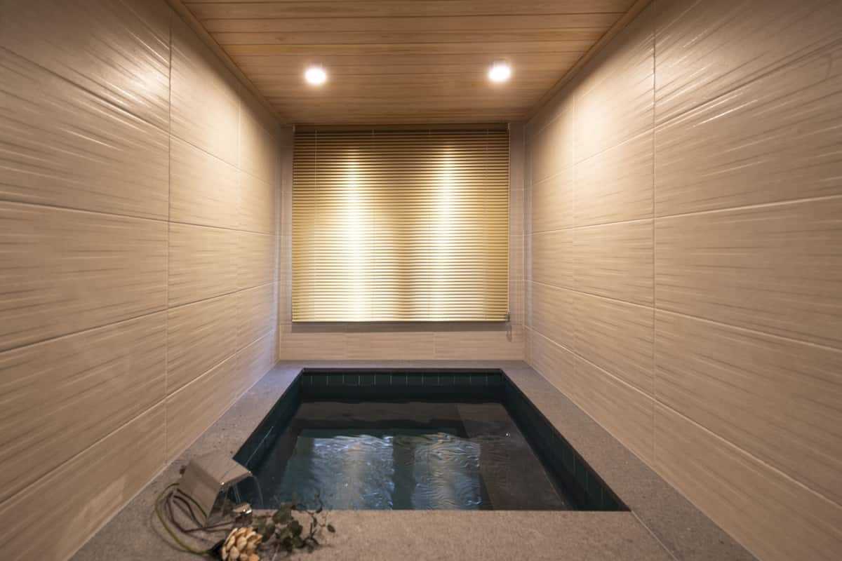 Bañera con ducha, artículos de tocador gratuitos, secador de pelo, batas