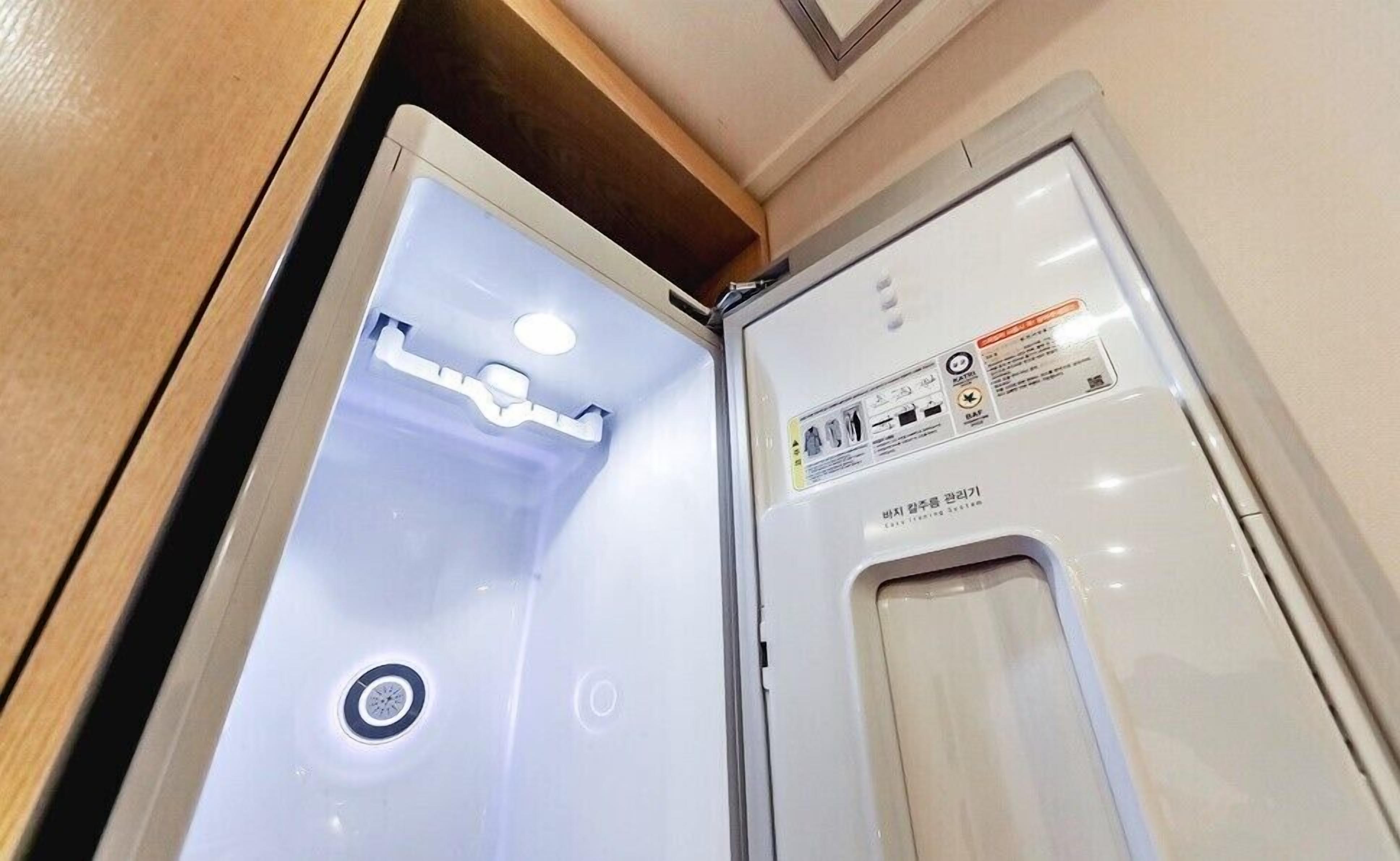 Un baño con inodoro y lavamanos blancos.