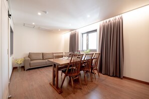 [MOON LIGHT PKG] Suite B - 1Bath Bomb , Wash Up Accessory, Sheet Mask, Coffee, 20%Coupon for Dinner | 高級寢具、舒適加層、獨特裝潢、布置獨特